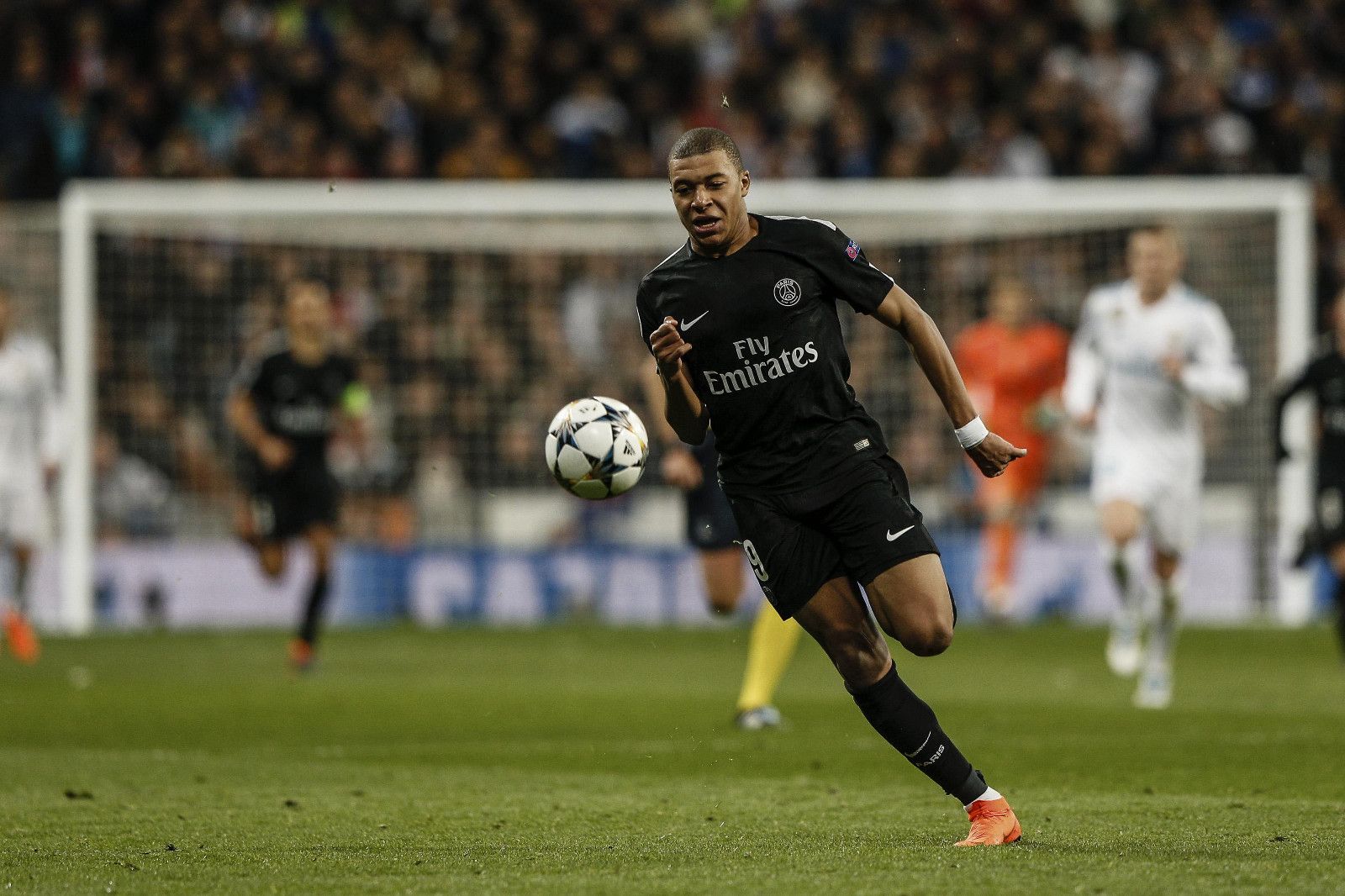 阿里纳斯：湖人总在尝试高难度出手，文森特都无视詹姆斯要球（阿里纳斯：湖人过于迷恋高难度投篮，文森特多次无视詹姆斯要球）