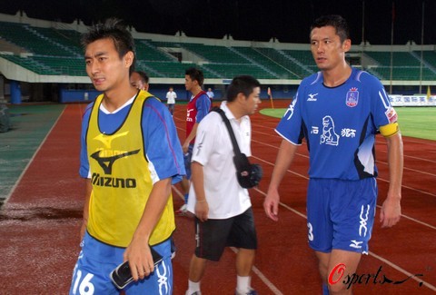 记者：诺坎普保安看到梅西后非常惊讶，当即就放他进去了（记者称：诺坎普保安认出梅西惊讶不已，立刻放行）