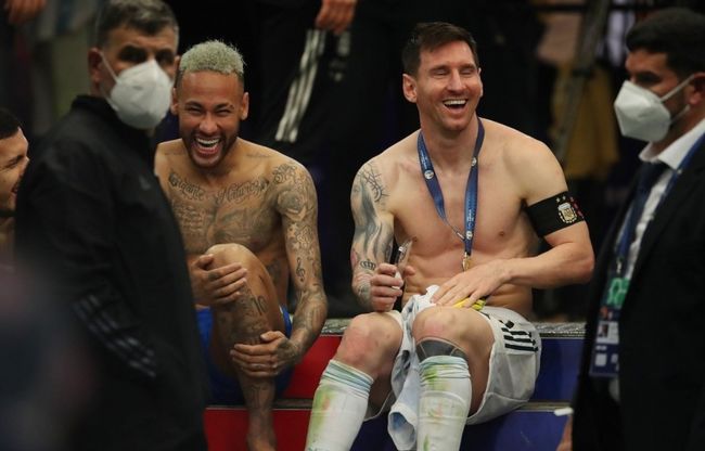 土鸡PK桑巴！国际排联认证这是本届VNL至今最激烈的强强对话！（土鸡大战桑巴：国际排联认定为本届VNL迄今最火爆的强强对决）