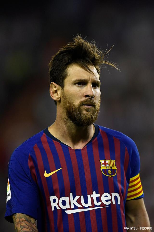 记者：梅西到诺坎普后请求工作人员入场许可，巴萨欣然同意（记者称梅西抵达诺坎普先向工作人员申请入场，巴萨爽快放行）