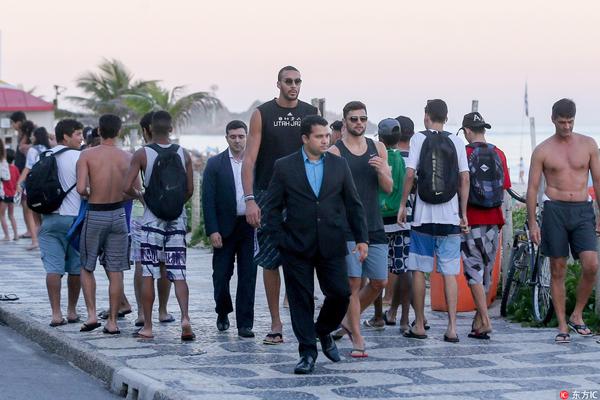 杨瀚森生涯首次首发可圈可点（杨瀚森职业生涯首次先发表现不俗）