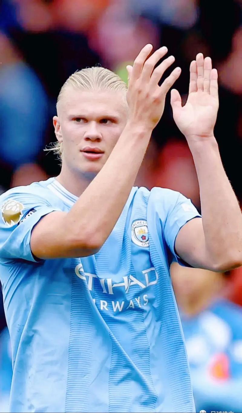 萨拉赫态度转变，支持继续效力，愿承担替补角色，助力斯洛特培养新星，有望参加国家队比赛。（萨拉赫态度转暖，愿留队承担替补，助斯洛特提携新秀，并有望出战国家队比赛）