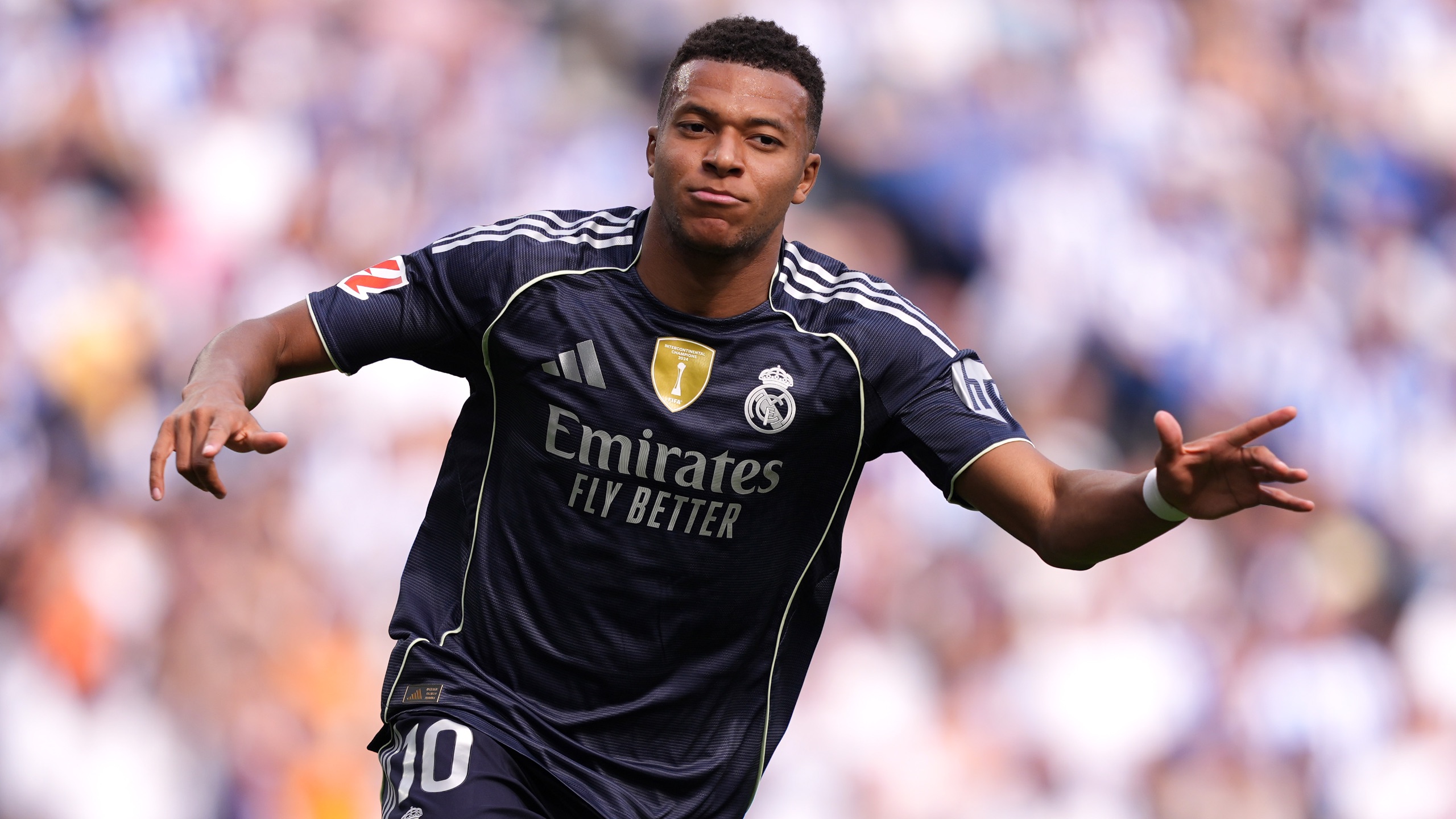 精彩，皇马女足前锋琳达-凯塞多打入一记马拉多纳式进球（皇马女足前锋琳达-凯塞多上演马拉多纳式精彩破门）