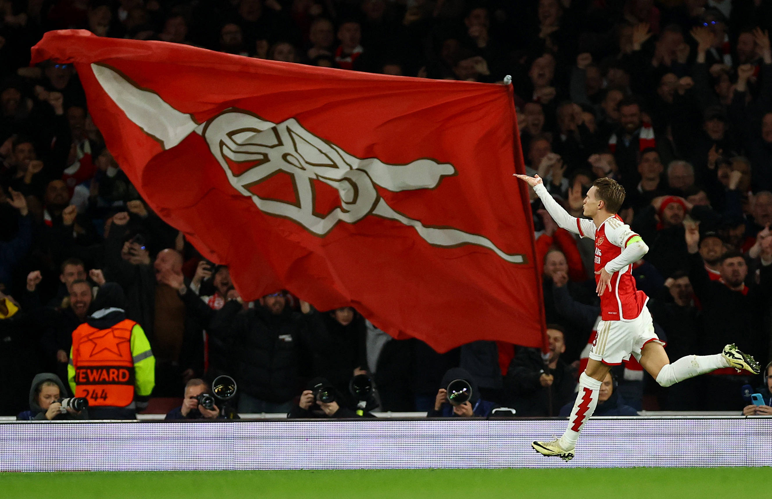 法尔克：拜仁考察了累西腓体育中场泽-卢卡斯，巴萨也有意（法尔克爆料：拜仁已考察累西腓体育中场泽-卢卡斯，巴萨同样有意）