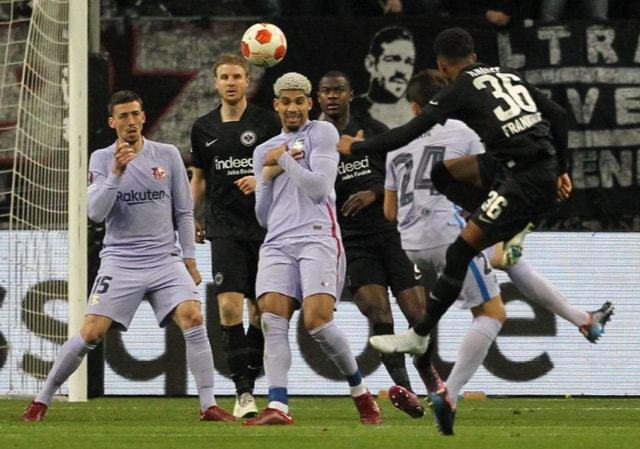 汪涵陪儿子参加马术比赛，嚼槟榔一脸享受，与老婆交替带娃引热议（汪涵现身儿子马术赛场，口嚼槟榔神态惬意，与妻子轮番带娃引发热议）