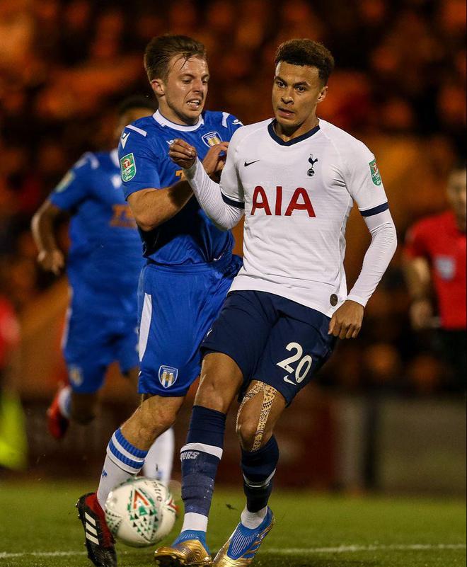 湖人球员通道签名小孩实为工作人员安排