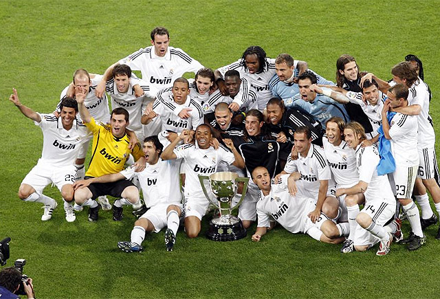 媒体人热议中足联颁奖：中超最佳教练怎能参考足协杯成绩？（中足联颁奖引媒体争议：评选中超最佳教练为何参考足协杯战绩？）