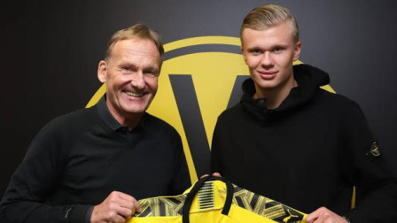 足球英超球迷怒喷转播商调整赛程（英超球迷怒斥转播商擅改赛程）