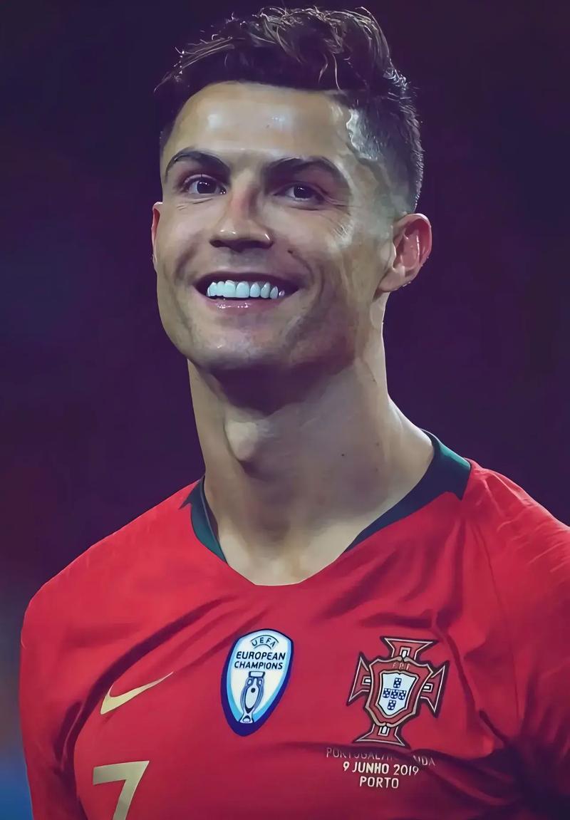 英媒：热刺有意罗德里戈和伊尔迪兹，范德芬是皇马引援目标（英媒：热刺追罗德里戈、伊尔迪兹，皇马将范德芬列为引援对象）