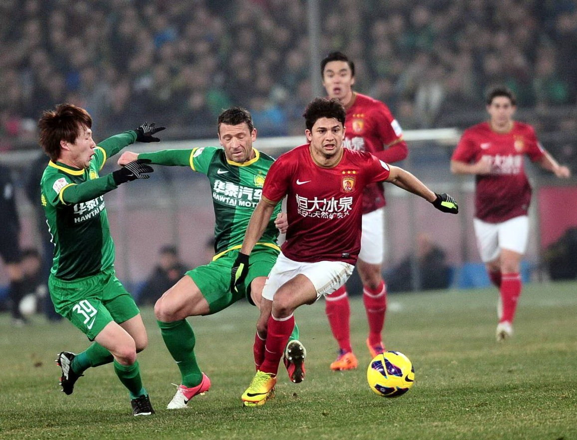 篮球湖人球员训练中展现惊人弹跳（湖人球员训练中上演惊人弹跳）