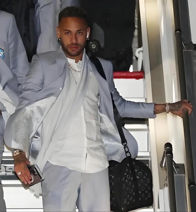 VAR 判罚引发争议（VAR判罚掀起风波）